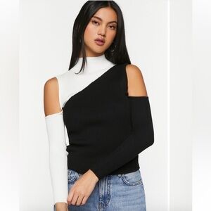 Crave Fame Juniors' Cold-Shoulder Mock-Neck Sweater Size M.
